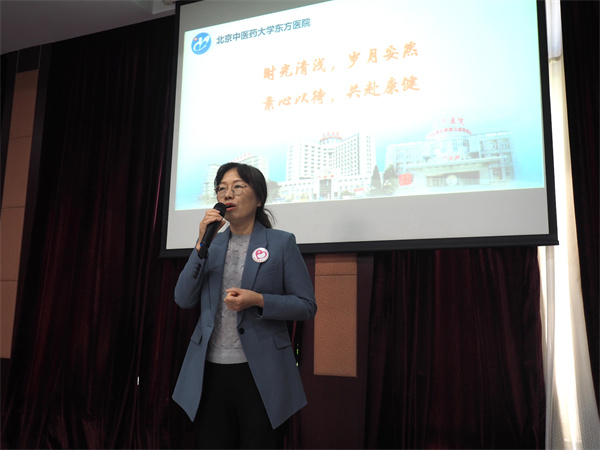 唐玲讲话.JPG
